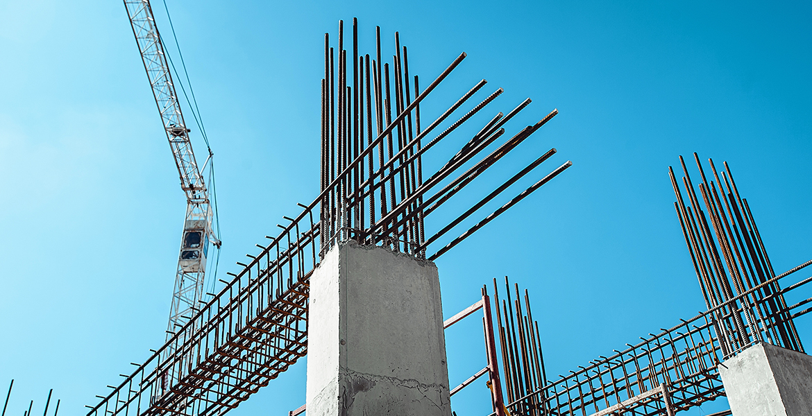 Obra en construcción de Multiproyectos BBJ: columnas con armadura de acero