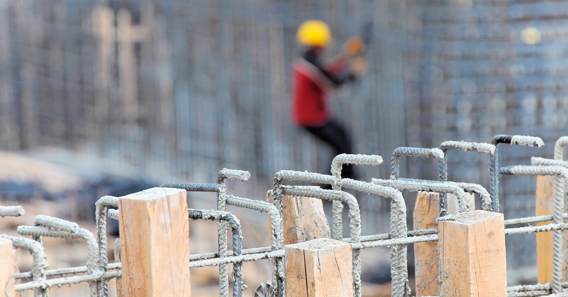 Trabajador de Multiproyectos BBJ en obra con estructuras de acero